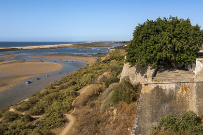 Portugal, Algarve, Parc Naturel de la Ria Formosa, Tavira, forteresse du village de Cacela Velha et la plage (vue aérienne)