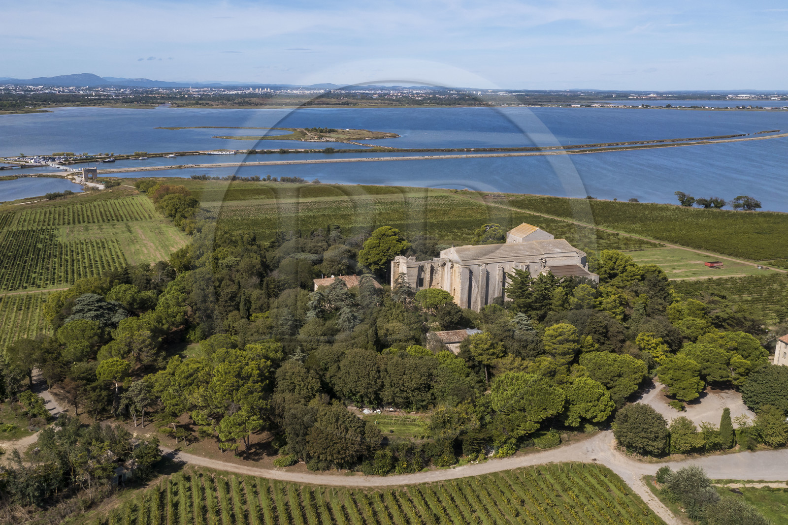 France, Hérault (34), Villeneuve-lès-Maguelone (Palavas-Les-Flots), cathédrale Saint-Pierre-et-Saint-Paul de Maguelone des XIIème et XIIIème siècles sur son île en bordure du canal du Rhône à Sète (vue aérienne)