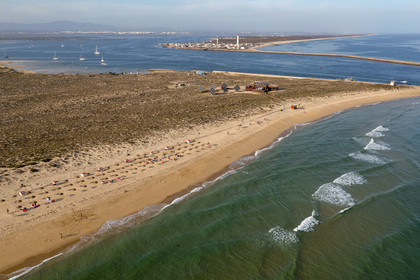 Portugal, Algarve, Parc naturel de la Ria Formosa, Faro, Ile de Barreta ou Deserta (Ilha da Barretta ou Deserta), le phare de Ilha do Farol sur Ilha da Culatra en arrière plan (vue aérienne)