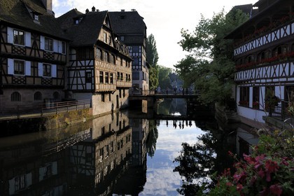 France, Bas-Rhin (67), Strasbourg, vieille ville classée au Patrimoine Mondial de l'UNESCO, quartier de la Petite France, le pont du Faisan sur un bras de l'Ill