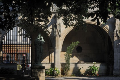 France, Paris (75), Eglise Saint-Séverin , jardin qui remplace l'ancien charnier qui était devant l'église