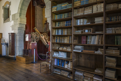 France, Pyrénées-Atlantiques (64), la côte du Pays-Basque, Hendaye, chateau d'Abbadia construit en 1870 par Eugène Viollet-le-Duc pour Antoine d'Abbadie d'Arrast, La lunette méridienne dans l'observatoire astronomique