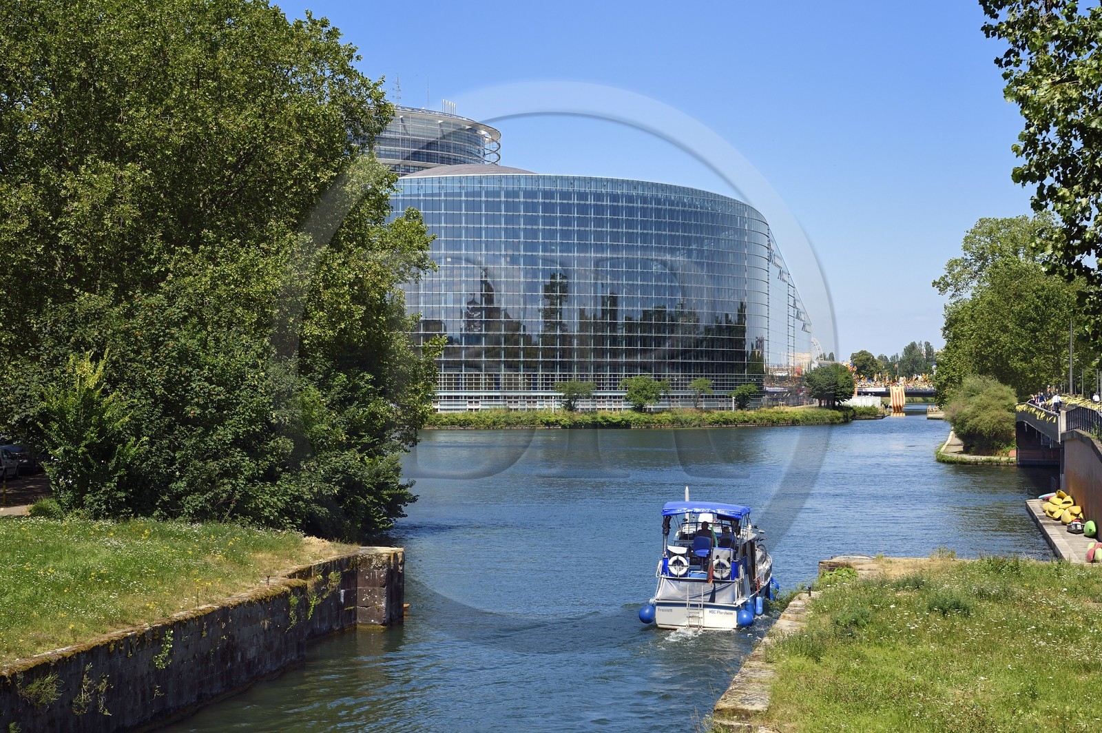 France, Bas-Rhin (67), Strasbourg, quartier européen, le Parlement européen en bordure de la rivière l'Ill et du canal de la Marne au Rhin