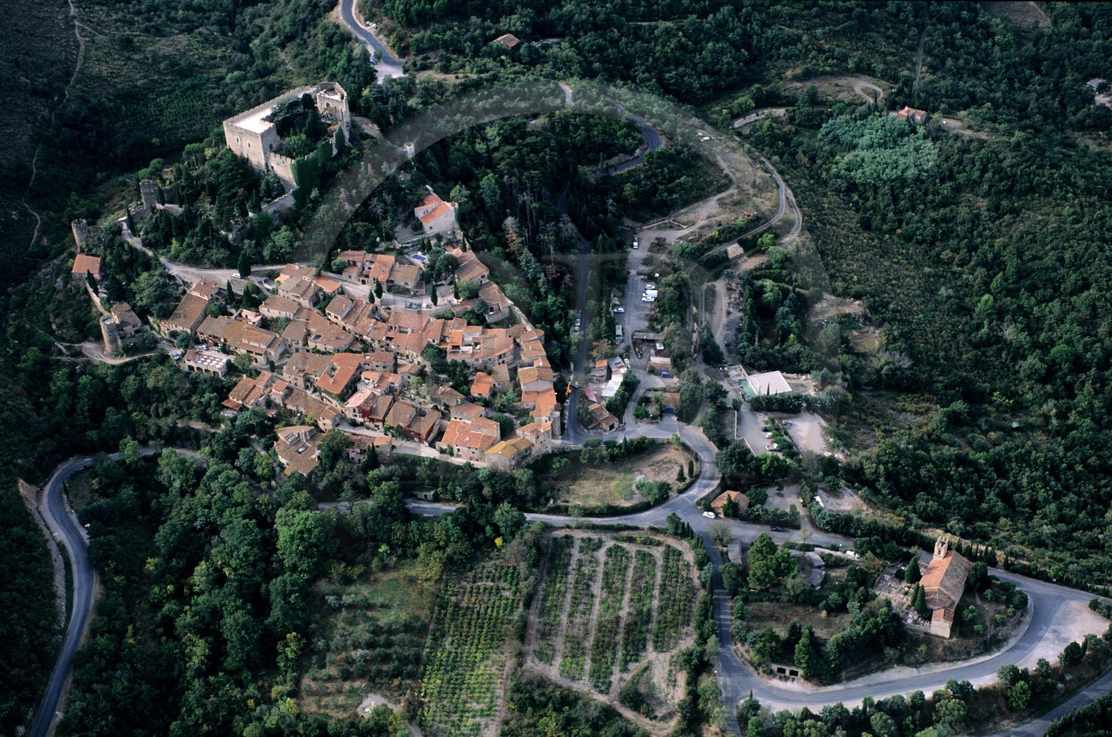 France, Pyrénées-Orientales (66), région des Aspres, village médiéval de Castelnou, labellisé Les Plus Beaux Villages de France (vue aérienne)