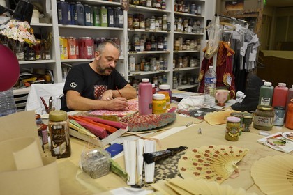 France, Paris (75), Opéra Garnier, les ateliers du costume, l'atelier décoration costume, Bernard Connan chef d'atelier