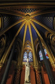 France, Paris (75), ile de la Cité, la Sainte Chapelle, statue de Saint-Louis dans la Chapelle Basse