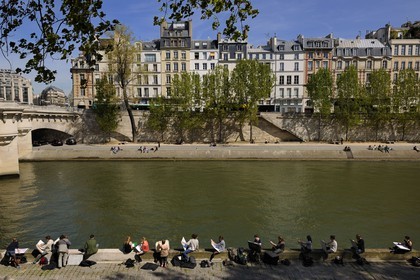 France, Paris (75), les rives de la Seine classées Patrimoine Mondial de l'UNESCO, etudiants de l'ecole des Beaux Arts sur le quai des Augustins peignants le pont Neuf et l'île de la Cité