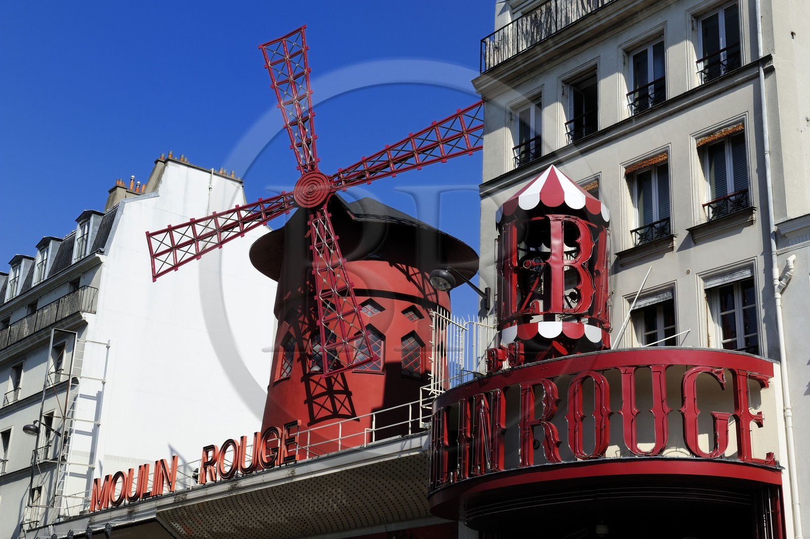 France, Paris (75), quartier de Pigalle, place Blanche, le Moulin Rouge (Moulin Rouge, marque déposée, demande d'autorisation nécessaire avant toute publication)