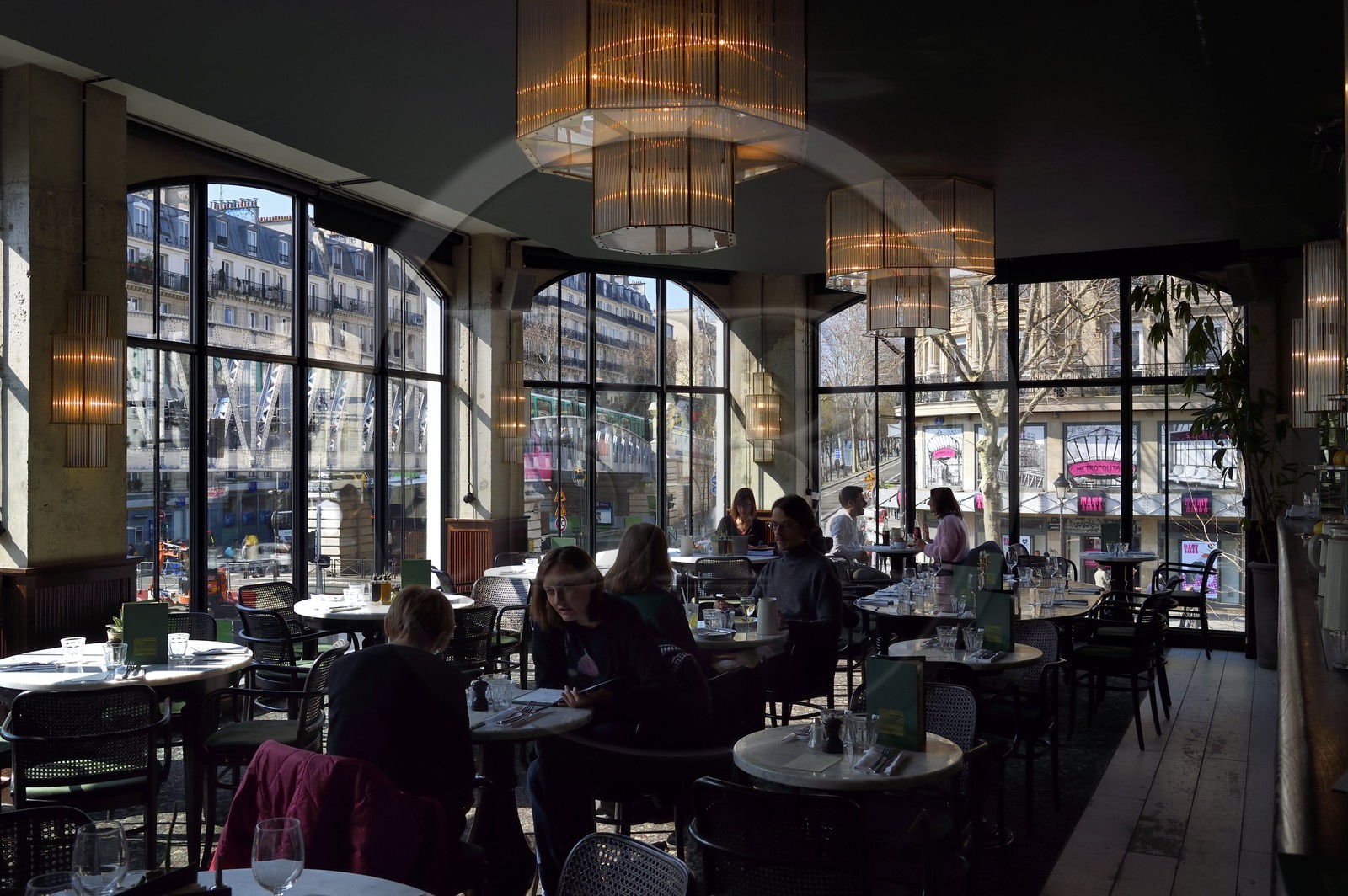France, Paris (75), Quartier de Barbès, la Brasserie Barbès, le premier étage qui donne sur la station de metro Barbes