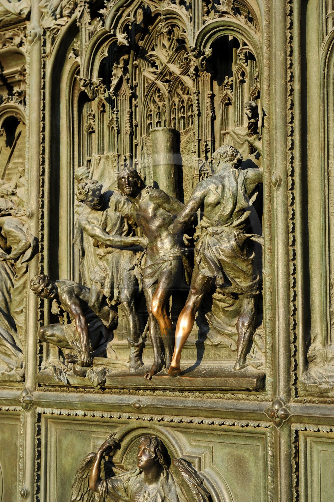Italie, Lombardie, Milan, le Duomo dans le centre historique, cathédrale de style gothique flamboyant, portail central, porte en bronze qui évoque L’histoire de la vie de Marie (dessins de Ludovico Pogliaghi)