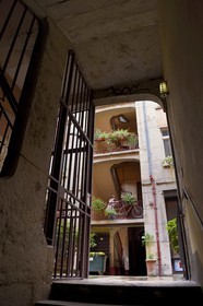 France, Rhône (69), Lyon, site historique classé Patrimoine Mondial de l'UNESCO, quartier de la Croix-Rousse, traboule reliant le 14 rue René Leynaud au 13 rue des Capucins, le réseau de Resistance Combat a utilisé cette traboule