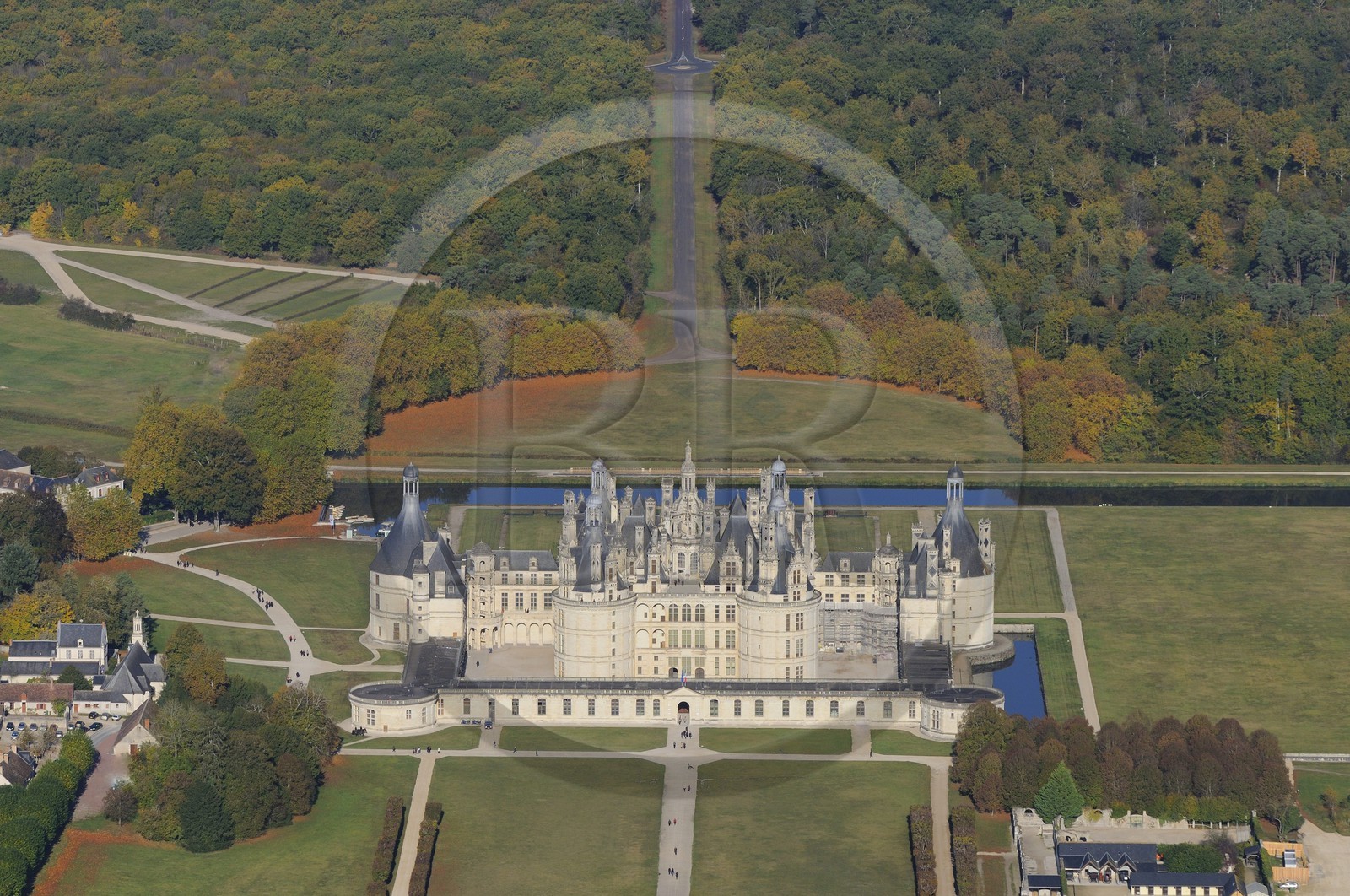 France, Loir et Cher (41), Vallée de la Loire classée Patrimoine Mondial de l' UNESCO, château de Chambord, façade Est (vue aérienne)