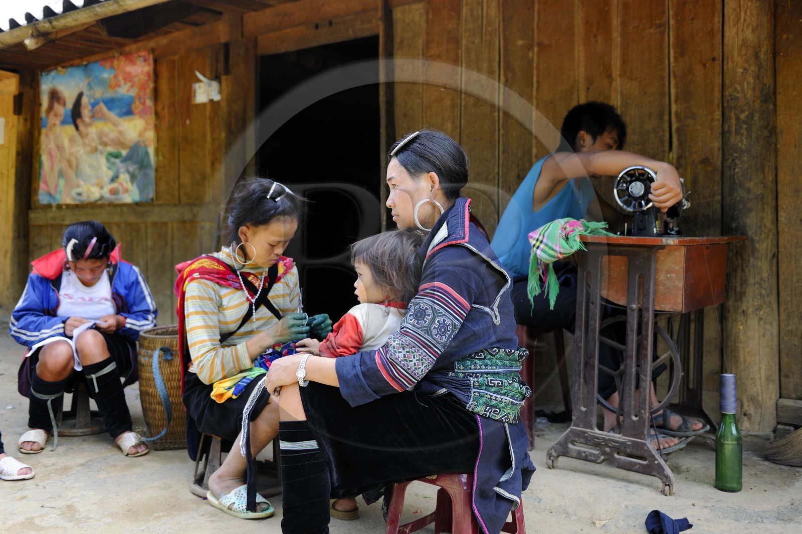 Vietnam, province de Lao Cai, région de Sapa, la minorité Hmong Noir, travaux de couture et de teinture au bleu indigo