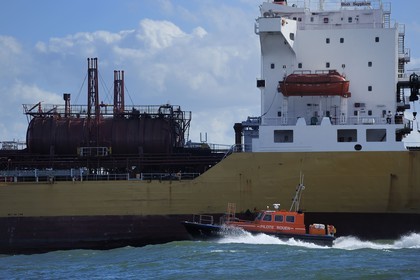 France, Seine-Maritime (76), Le Havre, le Navire-citerne Stolt Sapphire arrive au port accompagné de remorqueur et du bateau pilote