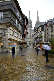 France, Finistère (29), Quimper, la rue Kéréon et la cathédrale Saint-Corentin