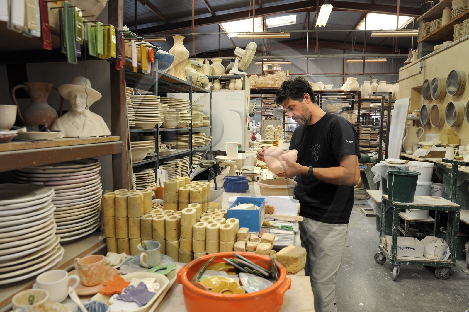 France, Gard (30), Uzès, Christophe Pichon des ateliers de poterie Pichon France, Gard (30), Uzès, Christophe Pichon des ateliers de poterie Pichon