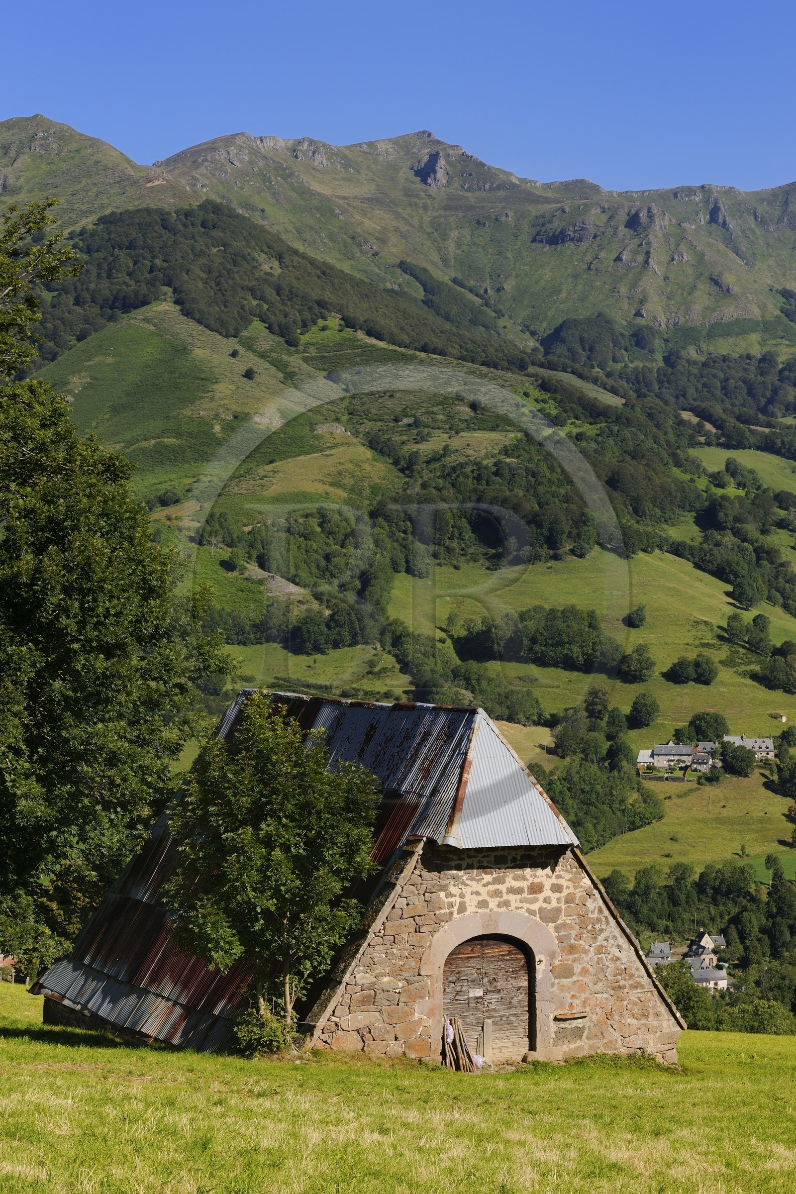 France, Cantal (15), monts du Cantal, Parc Naturel Régional des Volcans d' Auvergne, un buron dans la vallée de la Jordanne vers Mandaille-Saint-Julien