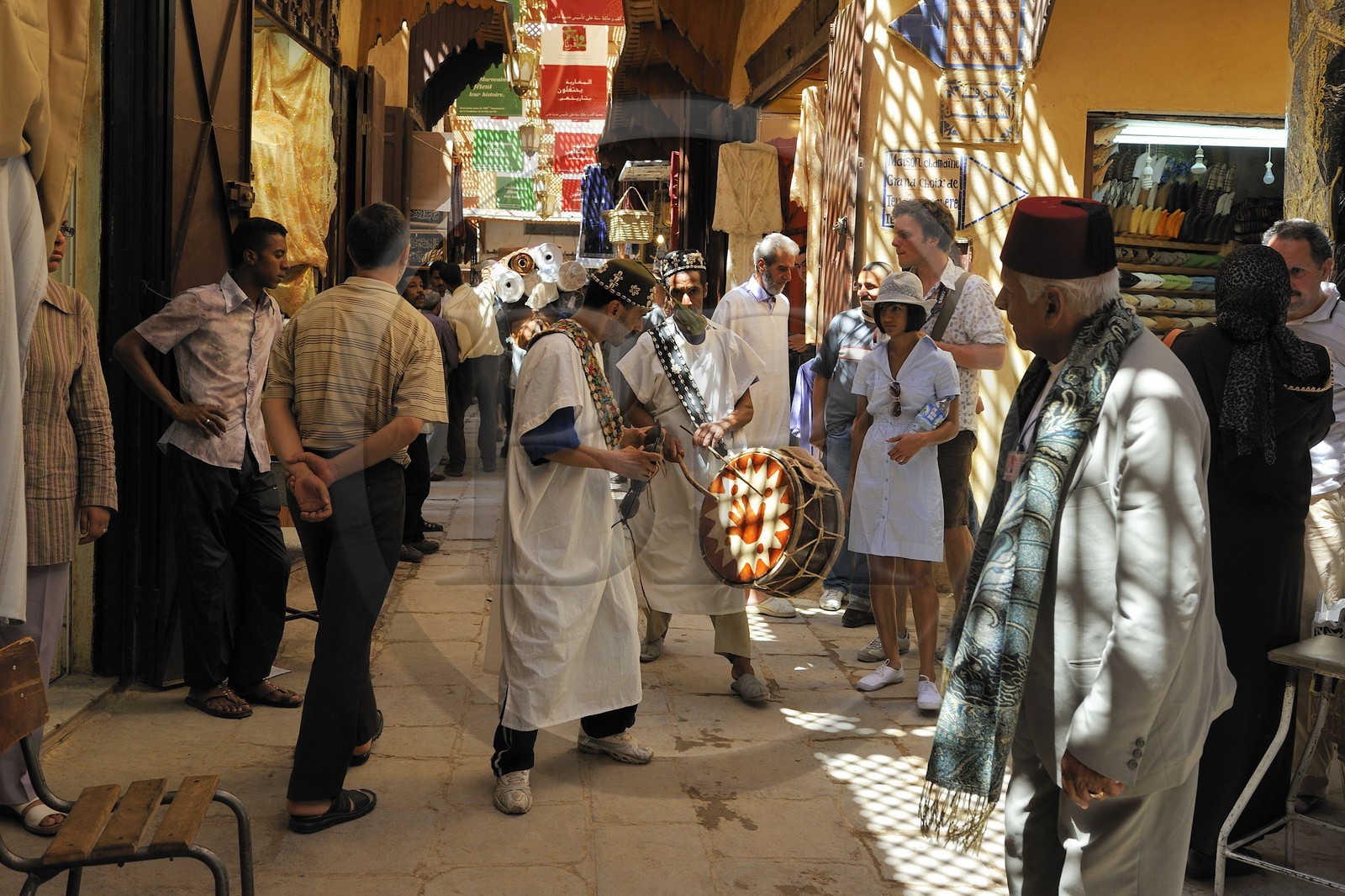 Maroc, Moyen Atlas, Fès, ville impériale, médina classée Patrimoine Mondial de l'UNESCO, le souk du quartier de la mosquée Karaouiyine