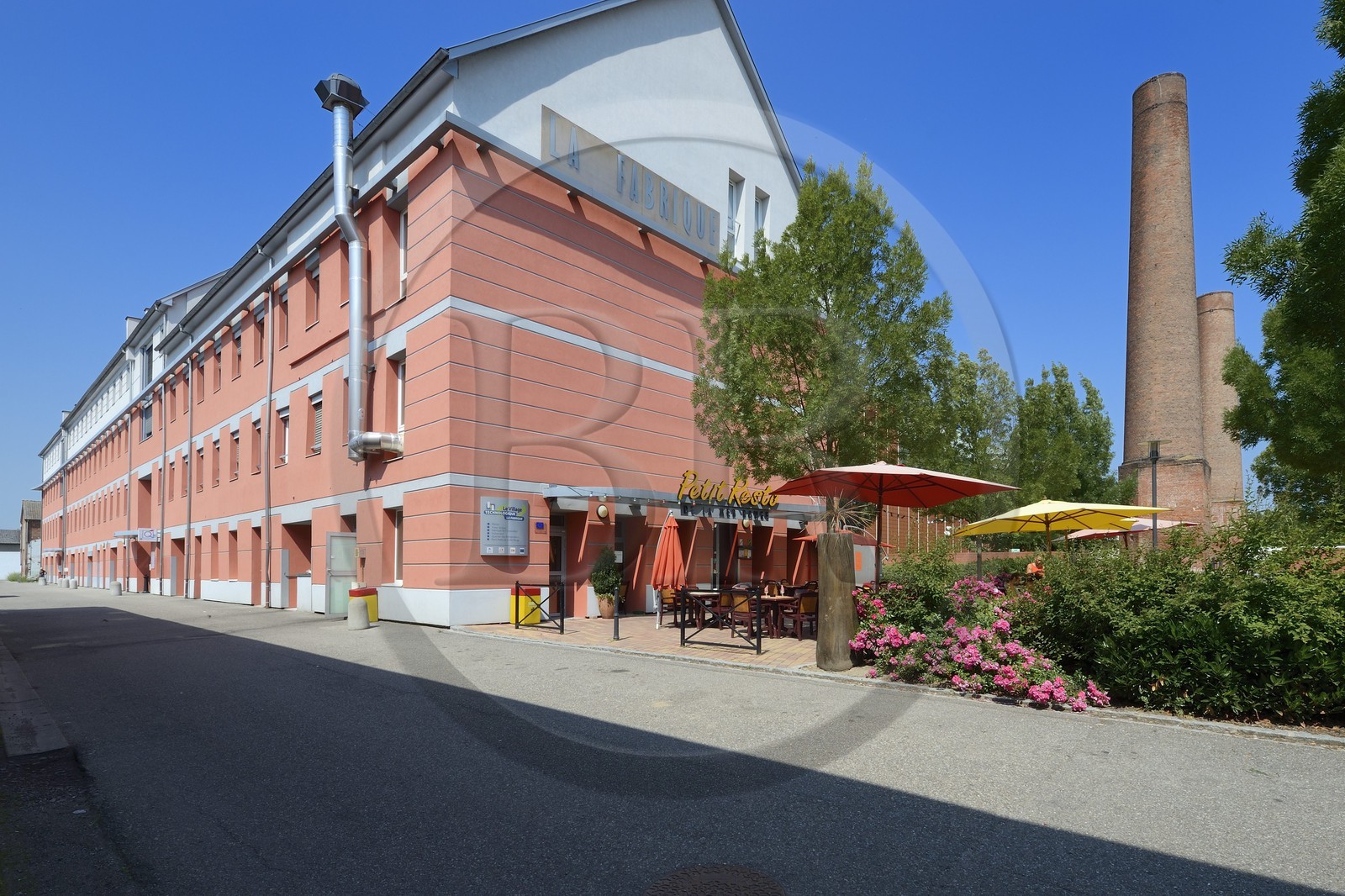 France, Haut-Rhin (68), Mulhouse, la Fabrique et cheminées en brique d'anciens batiments industriels dans le quartier de la Mer Rouge