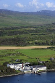 Royaume-Uni, Ecosse, Hébrides intérieures, Ile de Islay, Port Ellen, distillerie de whisky Lagavulin (vue aérienne)