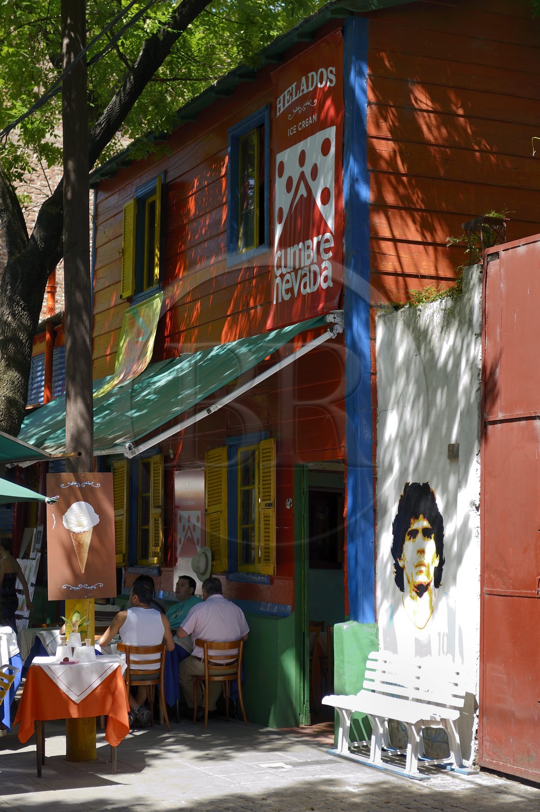 Argentine, Buenos Aires, , quartier de La Boca, façade peinte figurant Diego Maradona rue Magallanes près de la rue Caminito