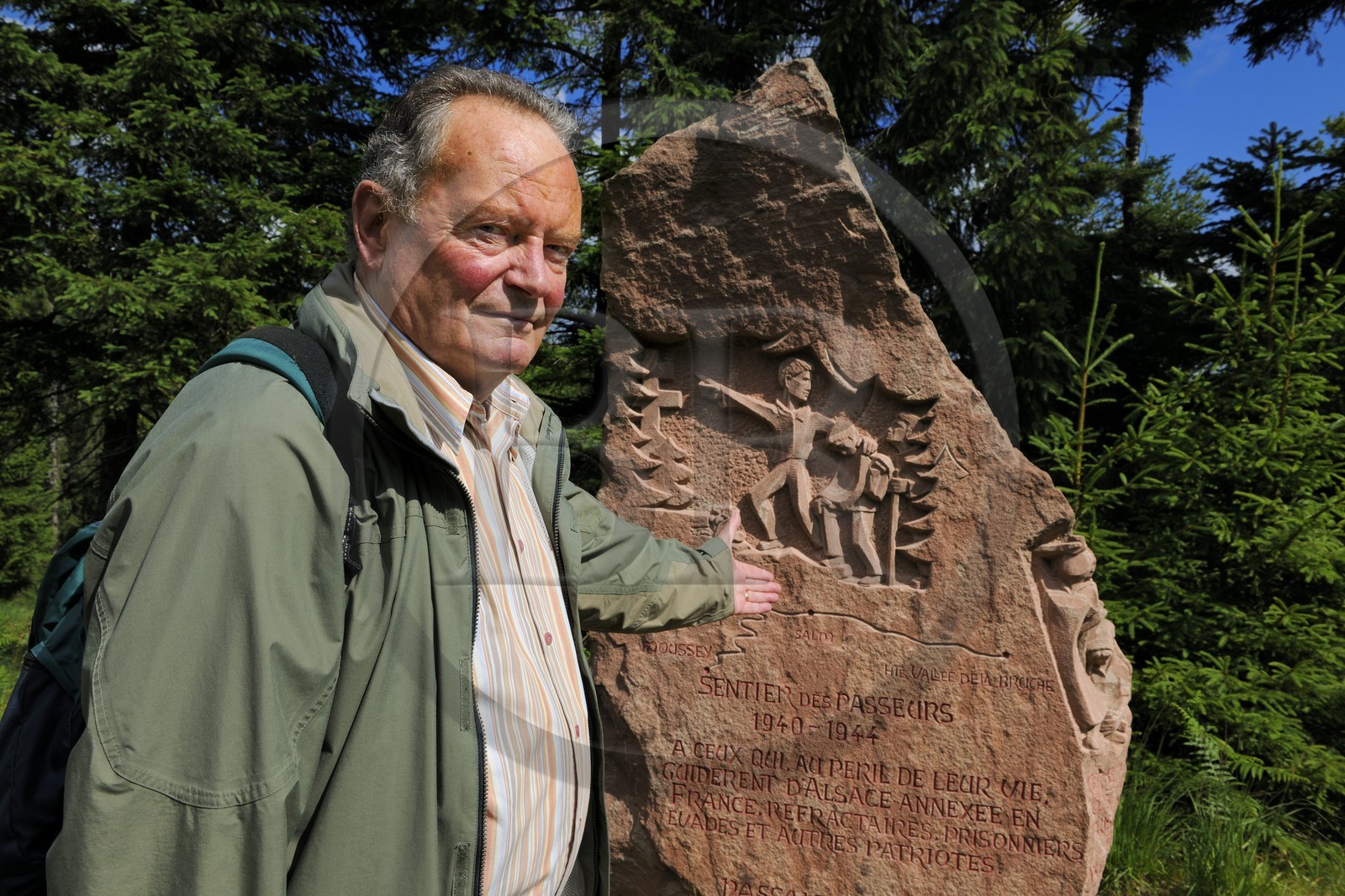 France, Vosges (88), chemin des passeurs au Donon sur la trace de la filière d'évasion du Rehtal, Hubert Ledig, dont le père, (du même prénom) était passeur pendant la deuxième guerre mondiale devant le monument aux passeurs - pierre commémorative sculptée par Raymond Keller, un artiste de Molsheim
