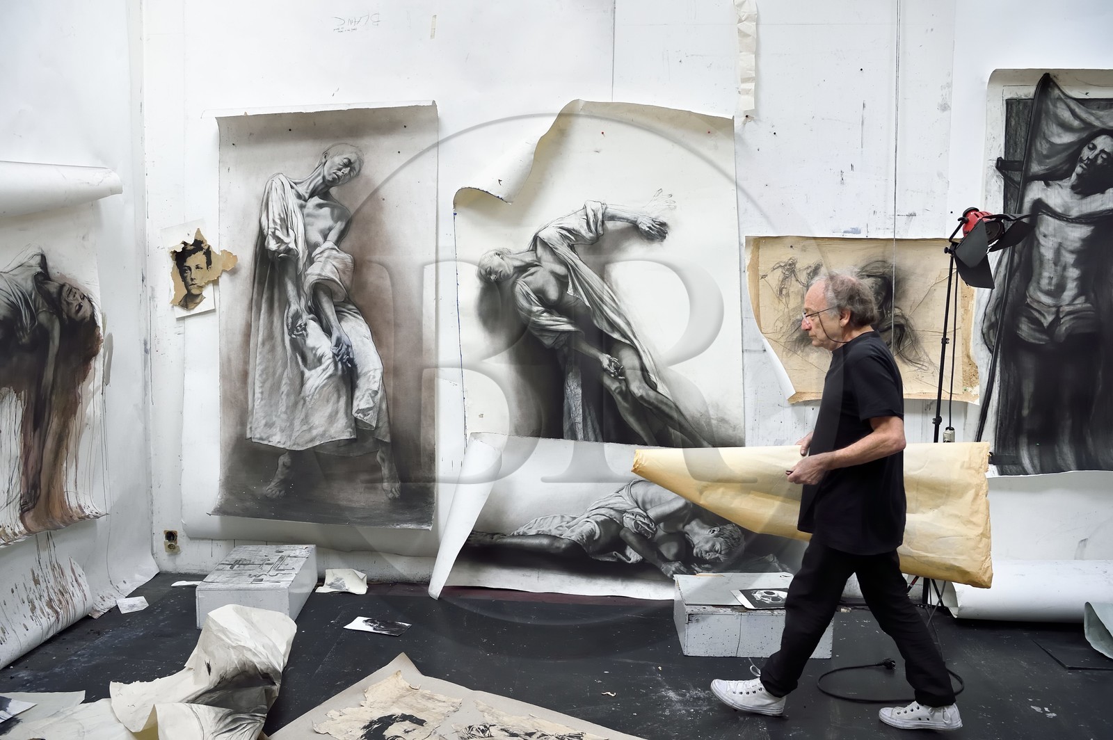 France, Ivry-sur-Seine (94), l'artiste plasticien Ernest Pignon-Ernest dans son atelier