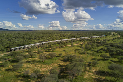Namibie, région de Otjozondjupa, le train Shongololo express traversant le bush namibien vers Kalkfeld (vue aérienne)