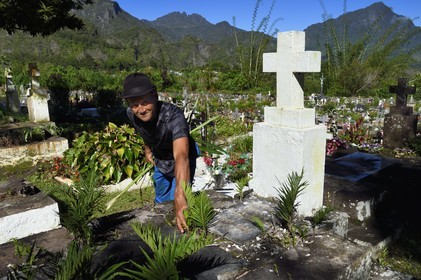 France, Ile de la Reunion, Cirque de Salazie, classé Patrimoine Mondial de l'UNESCO, Hell-Bourg, labellisé les Plus Beaux Villages de France, Philippe Cocotier dit La Chine, agent communal natif de Hell Bourg est en charge de l'entretien du cimetière
