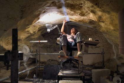 France, Dordogne (24), Montignac, chantier du futur Centre International de l'Art pariétal de Montignac-Lascaux (Lascaux 4), l'abside de la grotte reconstituée par l’Atelier des Fac-Similés du Périgord (AFSP), réalisation des jointures des panneaux de surfaces ornées par le modeleur sculpteur Claire Moreau