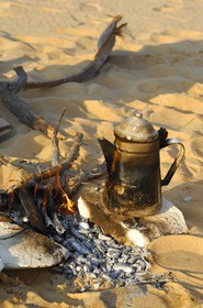 Egypt, Libyan Desert, bivouac in the White Desert North of Farafra, making tea