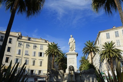 France, Corse-du-Sud (2A), Ajaccio, place du Maréchal Foch (Place des Palmiers), la statue de Napoléon Bonaparte en consul romain oeuvre du sculpteur Massimiliano Laboureur