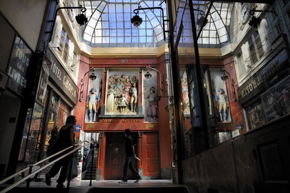 France, Paris (75), Passage Jouffroy avec le musée Grévin, l'hotel Chopin et le magasin de jouets La Boite à Joujou