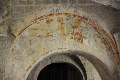 France, Hérault (34), village médiéval de Saint-Guilhem-le-Désert, étape du pélerinage de Saint-Jacques-de-Compostelle, labellisé Les Plus Beaux Villages de France, abbaye de Gellone du XIe siècle classée Patrimoine Mondial de l'UNESCO, Le cloître, traces de fresques médiévales