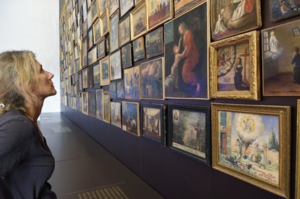 France, Var (83), Hyères, collegiale Saint Paul (XIIème siècle), elle abrite une exposition permanente de 432 ex-votos, chacun illustrant une scène de la vie quotidienne face à une situation définie de péril ou de menace, le plus ancien au premier plan date de 1613
