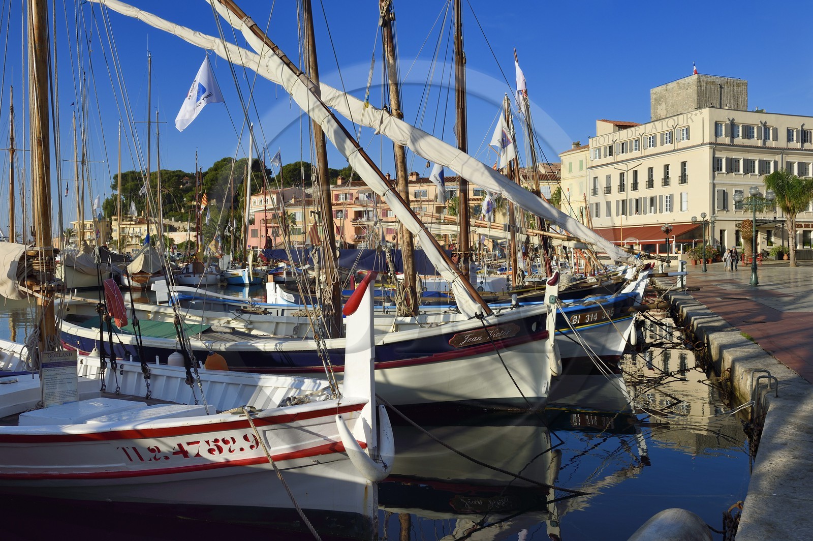 France, Var (83), Sanary-sur-Mer, barques traditionnelles de peche appelées pointus sur le port, l'Hotel de la Tour qui enroule la tour romane du XIIIème siècle en arrière plan, au premier plan Le Goéland, la seule barque lamparo de France