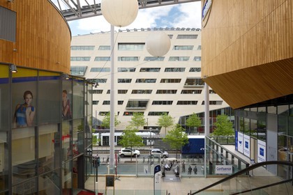 France, Rhone, Lyon, La Confluence new district in the South of the Presqu'ile (Peninsula), Confluence mall and the headquarters of the Rhone-Alpes Regional Council by the architec Christian de Portzamparc in the background