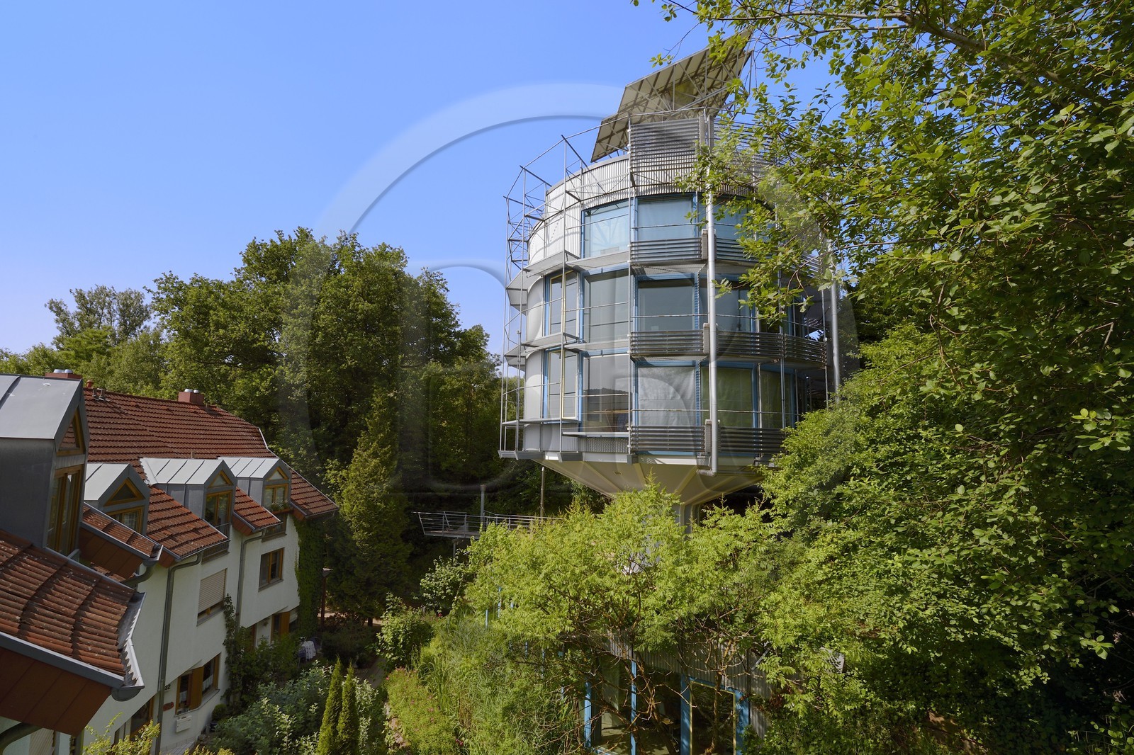 Allemagne, Bade-Wurtemberg, Fribourg en Brisgau, la maison solaire Héliotrope (maison tournante à axe vertical) dont la rotation suit le mouvement du soleil