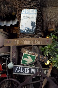 Namibie, région de Khomas, Windhoek, le restaurant Joe's Beerhouse, anciens panneaux et plaques en allemand