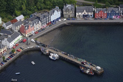 Royaume-Uni, Ecosse, Highland, Hébrides intérieures, Ile de Mull, la ville principale Tobermory et son port (vue aérienne)