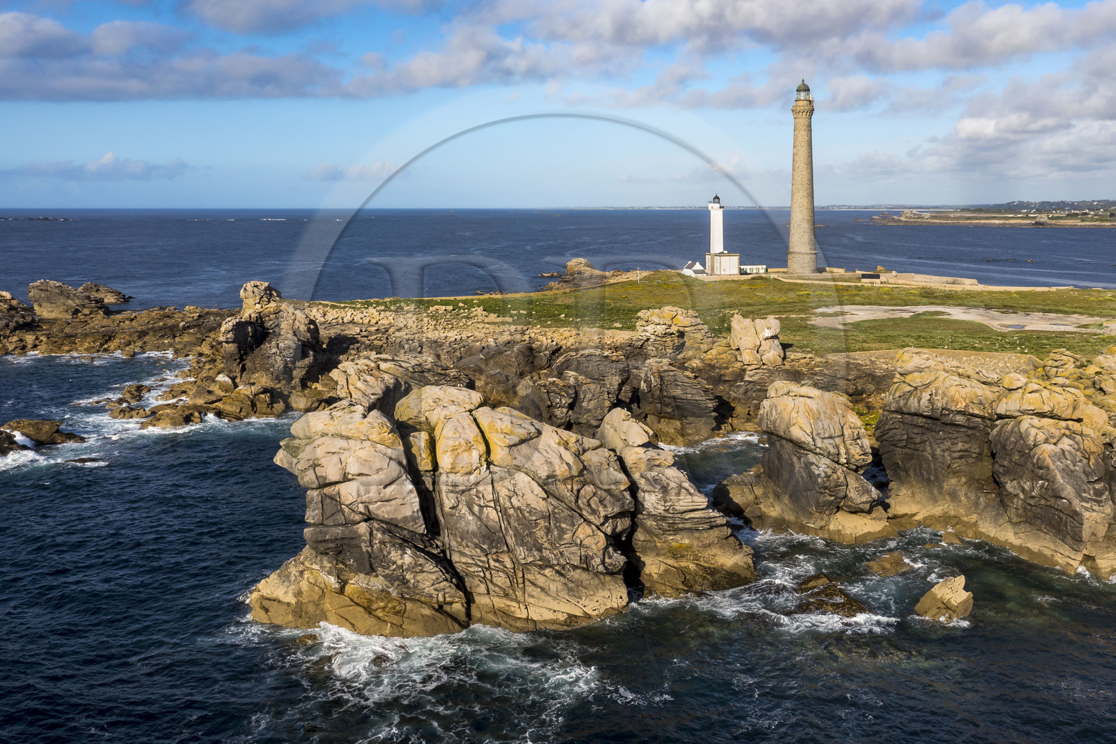 France, Finistère (29), Pays des Abers, Ile Vierge dans l'archipel de Lilia, le phare de l'Ile Vierge, le plus haut phare d'Europe avec 82,5 mètres, et l'ancien phare de 1845 (vue aérienne)