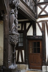 France, Côte d'Or (21), Dijon, Saint-Thomas touchant la plaie du Christ sur une poutre de terrasse de l'Hôtel Philippe-le-Bon
