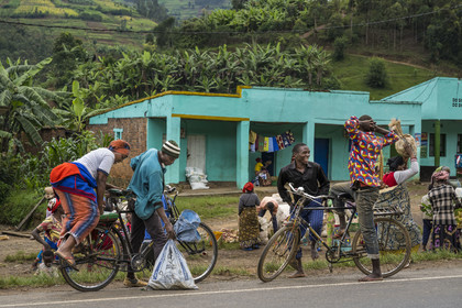 Rwanda, Province du Nord, District de Musanze (Ruhengeri), jour de marché à Muryabazira sur la Route Nationale 4 entre Kigali et Ruhengori, vélo taxi, les bicyclettes sont le principal moyen de transport local