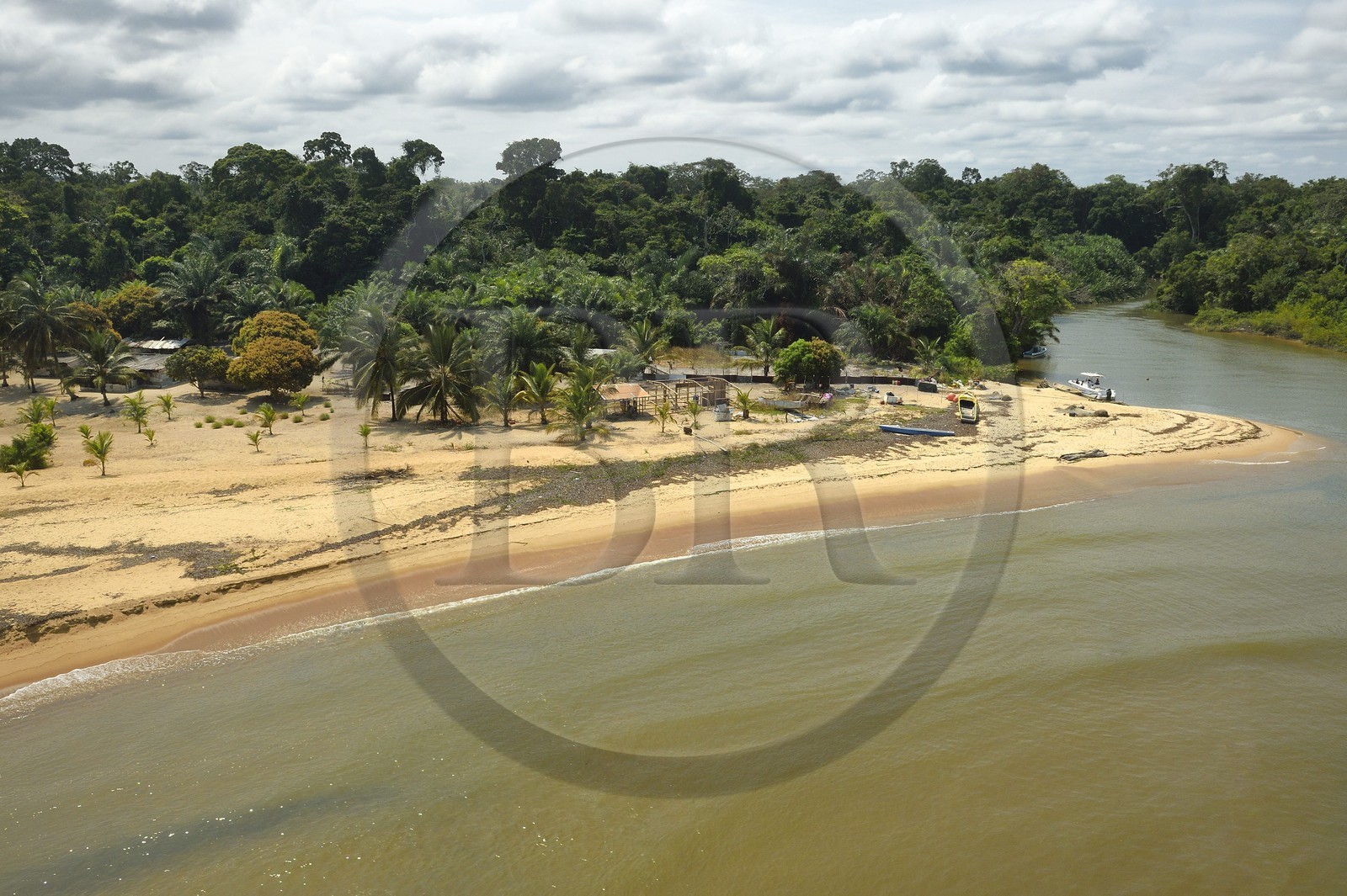 Gabon, province de l'Estuaire, campement de pêcheurs sur la zone littorale (vue aérienne)