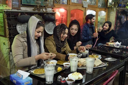 Iran, Isfahan Province, Isfahan, Chai Khaneh Azadegan Tea House and restaurant, young iranian women student in medical engineering whose name are, from left to right, Pita, Nadia and Niloufar (no model release)