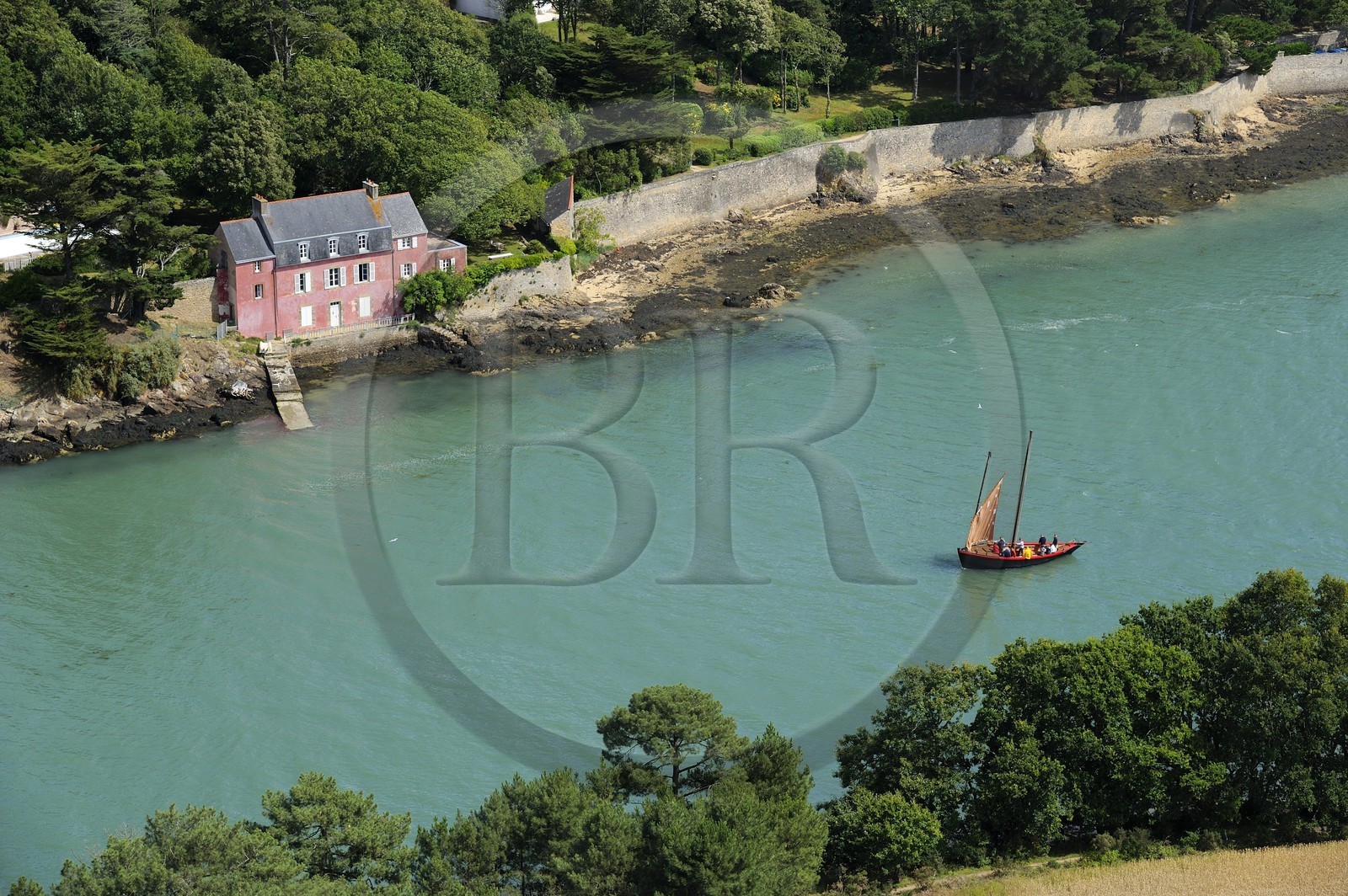 France, Morbihan (56), Golfe du Morbihan, Vannes, Port Anna, un Sinagot voilier traditionnel (vue aérienne)