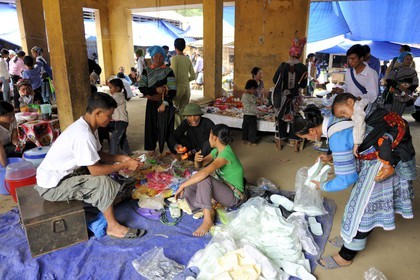 Vietnam, Lao Cai province, North-West Sapa district, multi-ethnic market at Muong Hum