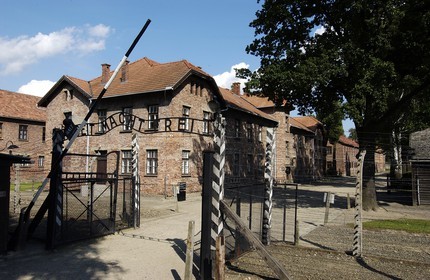 Pologne, région de la Petite-Pologne, environs de Cracovie, village d' Oswiecim, Camp allemand nazi de concentration et d'extermination d'Auschwitz( 1940-1945), classé Patrimoine Mondial de l'UNESCO, l' entrée du camp avec la maxime Arbeit macht frei (le travail rend libre)