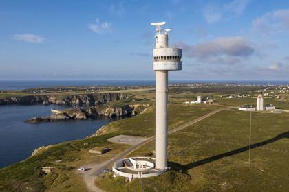 France, Finistère (29), Mer d'Iroise, Ile d'Ouessant, tour radar du Stiff de l'architecte Jean Prouvé (1982) qui surveille le rail de circulation maritime dans la Manche pour le Cross Corsen, la baie, le semaphore et le phare du Stiff en arrière plan (vue aérienne)