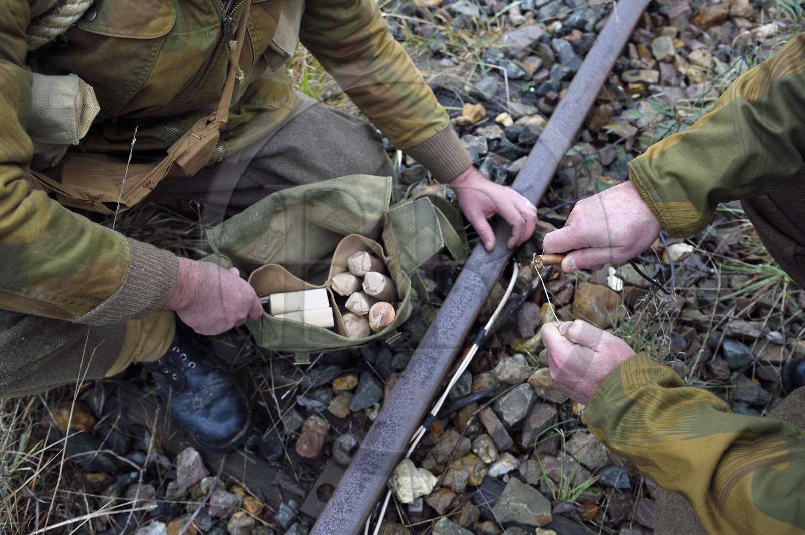 France, Eure (27), Cocherel, Allied Reconstitution Group (association de reconstitution historique de la 2éme Guerre Mondiale US et Maquis), reconstitueurs jouant le rôle de soldats britaniques s'apprétant à saboter une voie de chemin de fer à l'aide d'un pain de plastic PE2